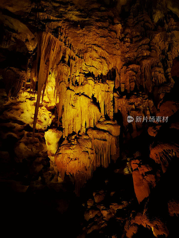 美丽的光线照亮了洞穴里的岩层