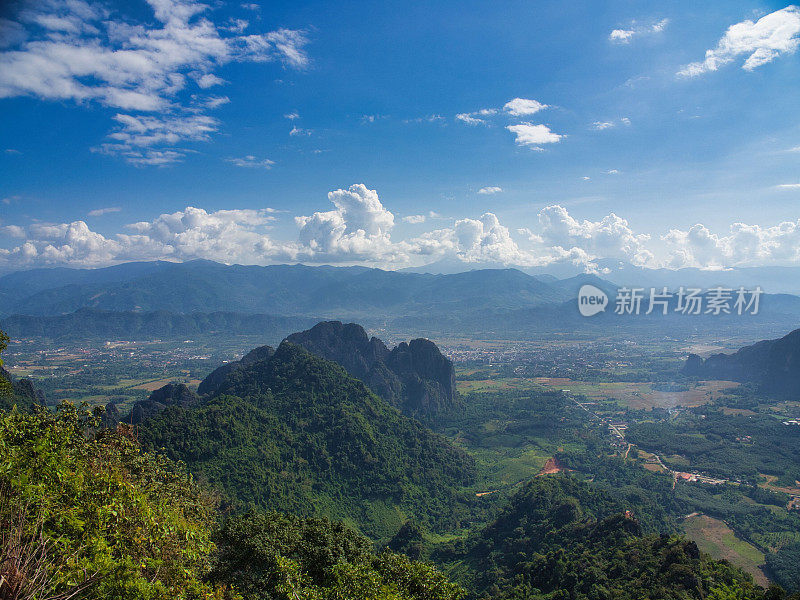 位于老挝旺荣的山。自然天空云太阳。令人惊叹的旅游胜地，徒步穿越森林和山脉