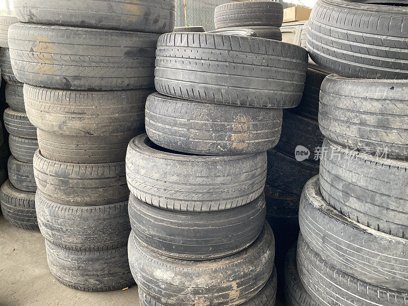 旧轮胎特写。旧轮胎废物回收或填埋。黑色橡胶轮胎。一堆废旧轮胎在回收场。填埋材料。回收的轮胎。处理废旧轮胎。