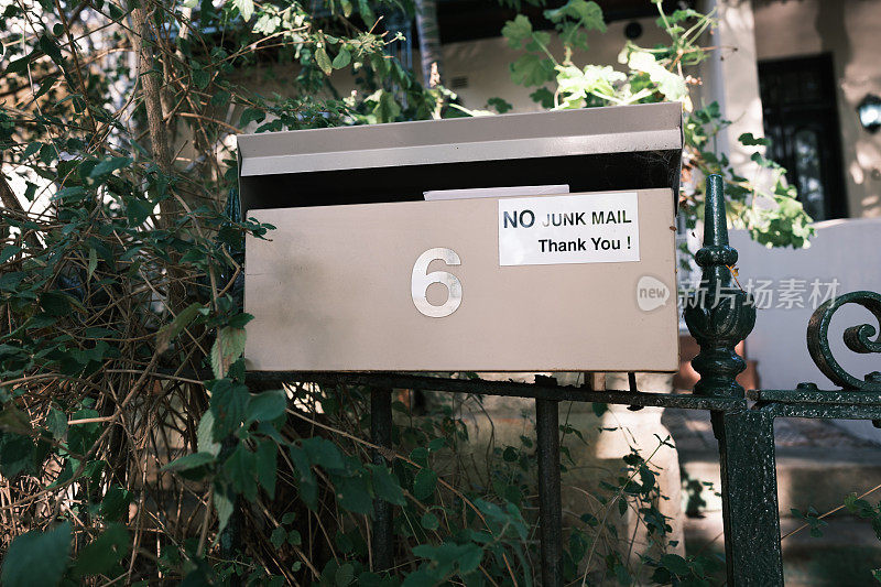 米色金属信箱，栅栏上没有垃圾邮件的标志