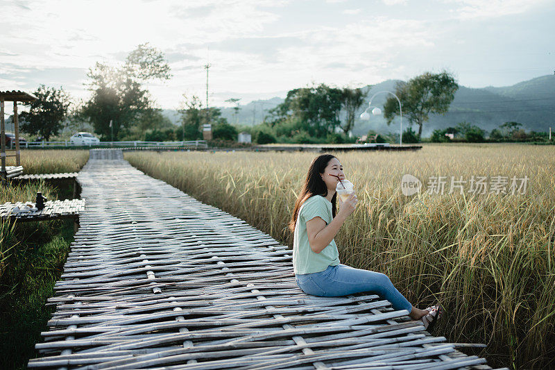 享受着乡村美景的生活。