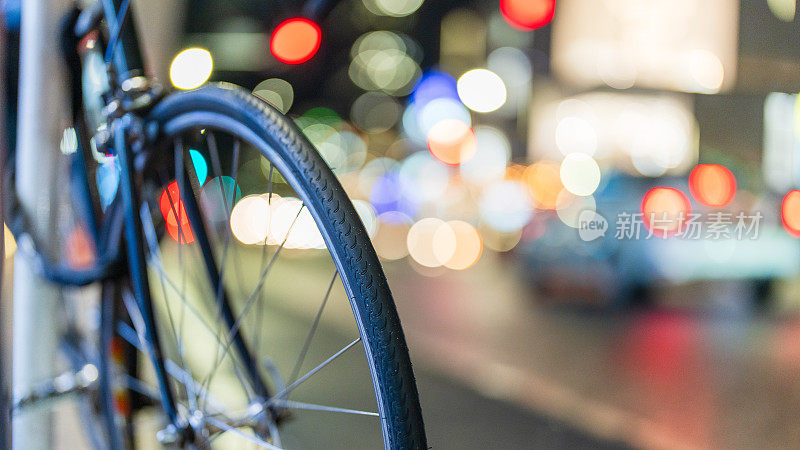停在人行道上的老式自行车。