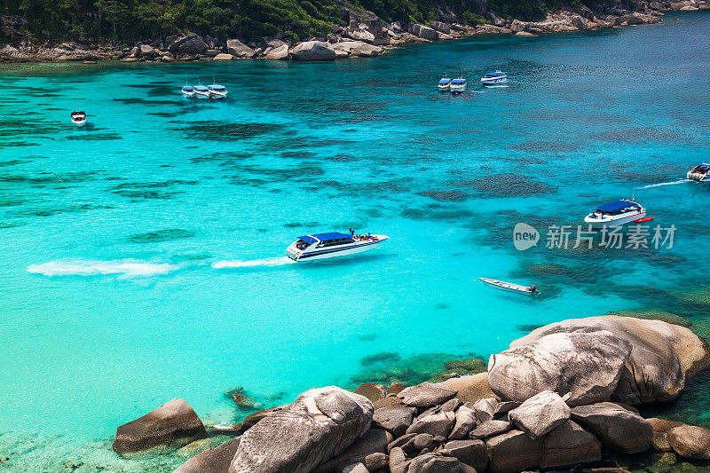 鸟瞰一个美丽的热带海湾，清澈的绿松石水和船只。Similan岛屿。