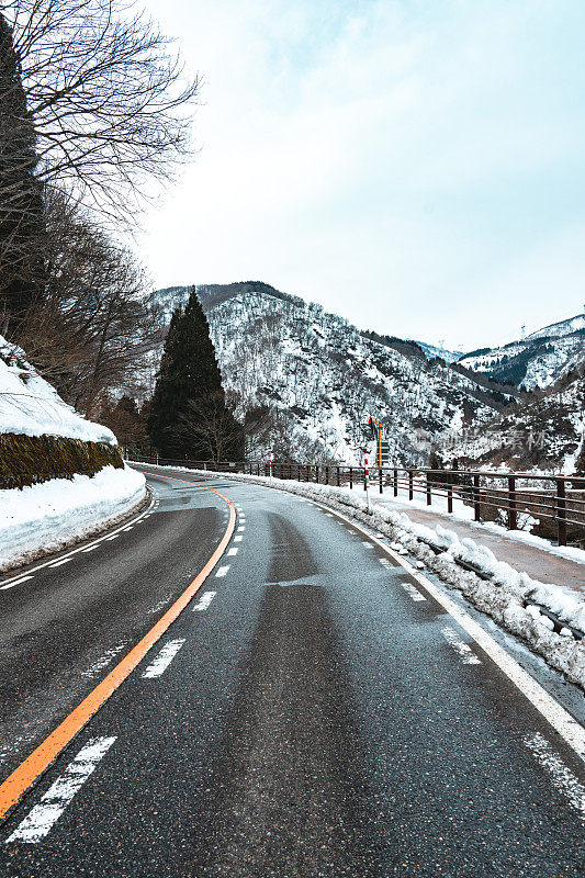 冬天通往白川乡山的路