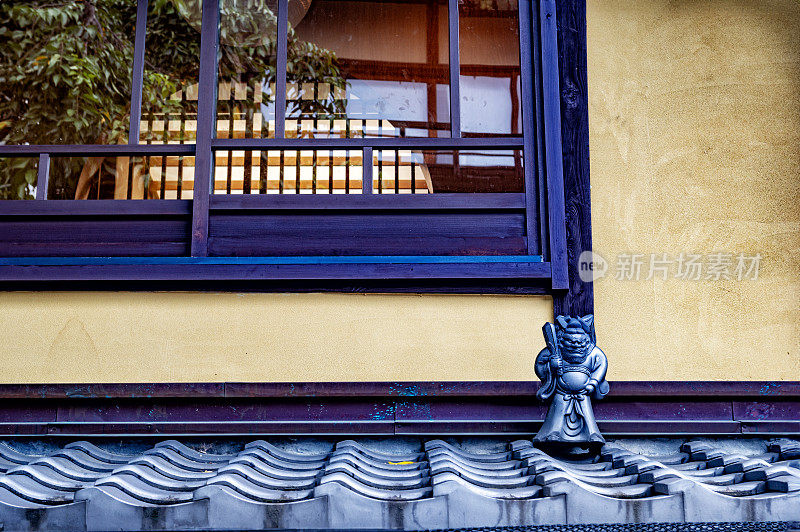 屋顶守护雕像，日本京都的日本传统建筑