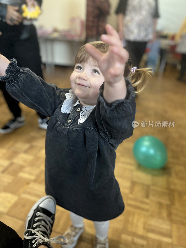 孩子在生日聚会上吃蛋糕