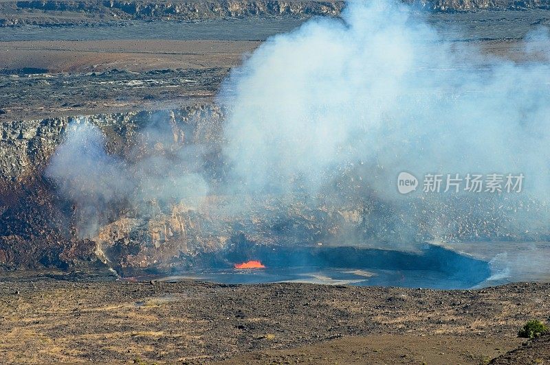 夏威夷火山国家公园基拉韦厄火山口冒着泡泡的熔岩池和烟雾