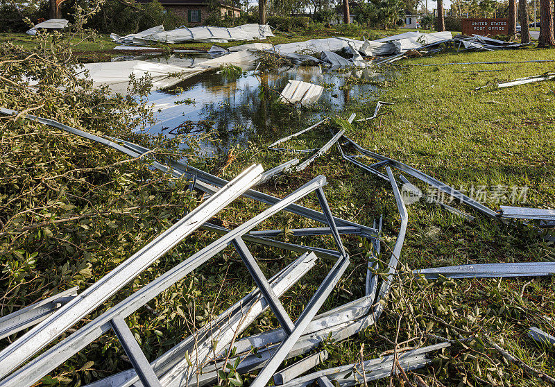 飓风过后的金属建筑碎片。小镇上的房屋在暴风雨后的洪水中被摧毁。北佛罗里达佩里市遭受飓风袭击