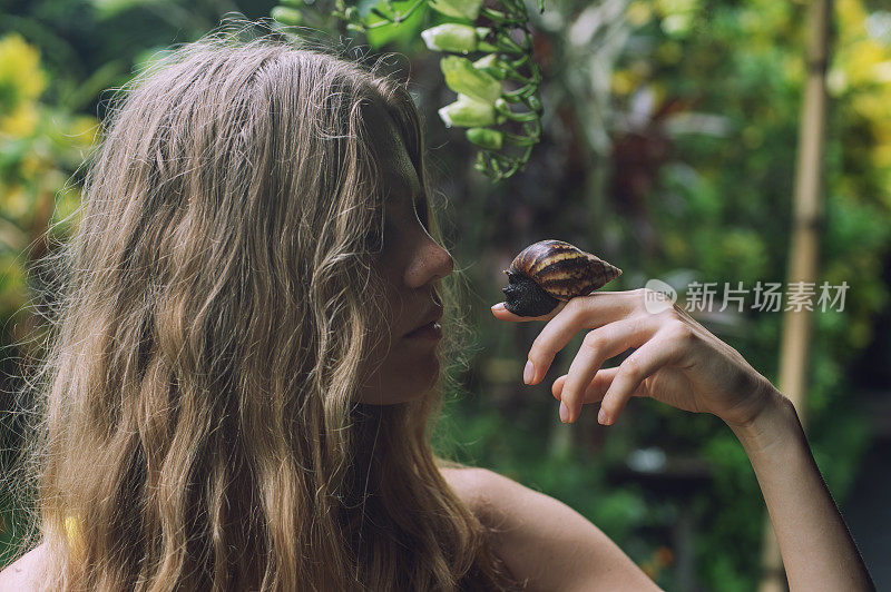 抱着大蜗牛的年轻女子