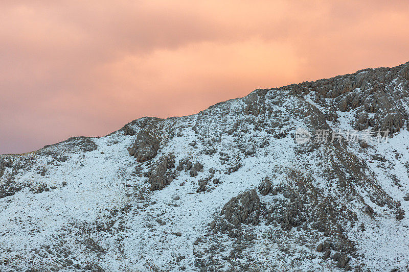 近距离拍摄白雪覆盖的山峰