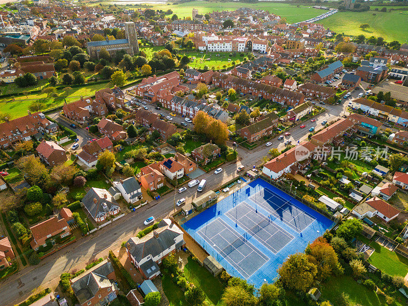 英国萨福克郡索斯沃尔德住宅街道上的独立豪华住宅的无人机视图