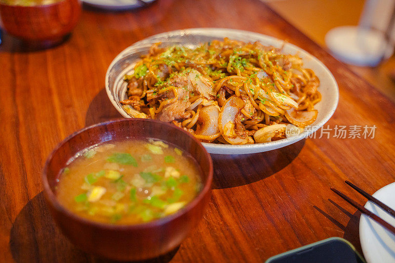 日式烧饼和味噌汤