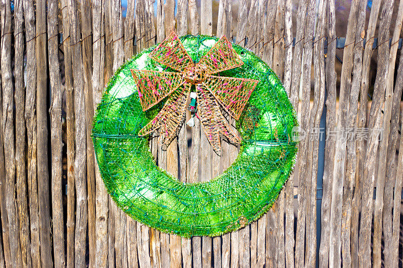 圣达菲，新墨西哥州:圣诞花环与弓在郊狼围栏