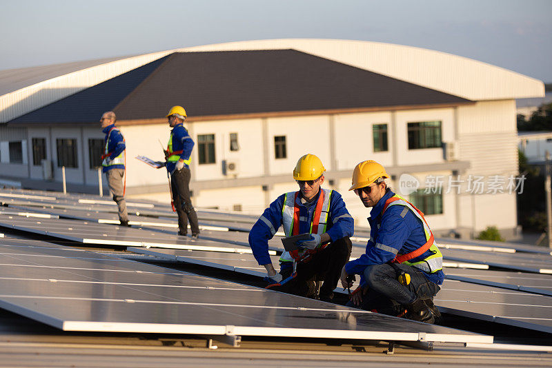 小组工程师在屋顶安装太阳能电池板
