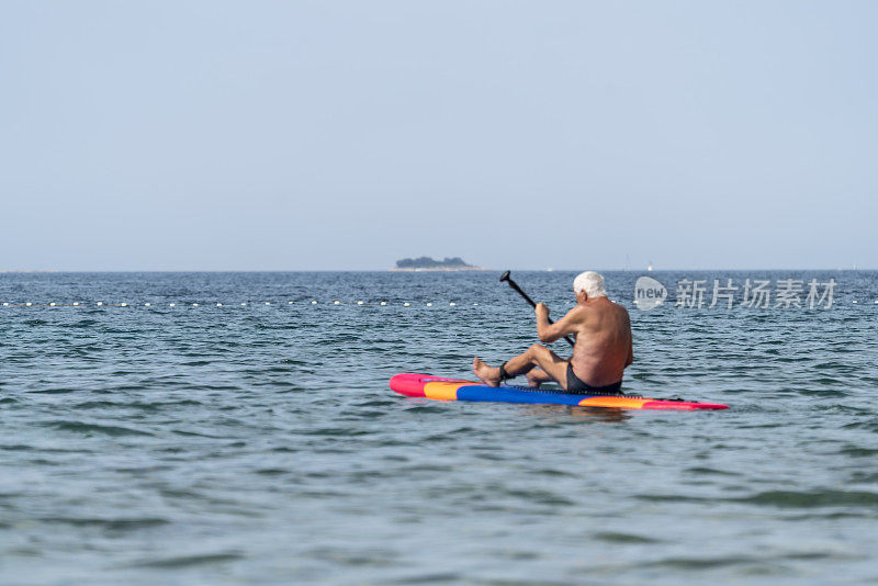 老年人坐在海浪上