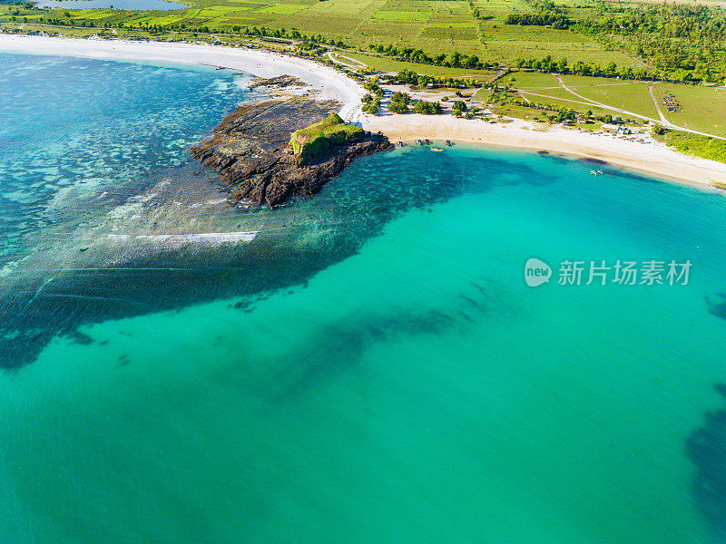 鸟瞰岩石半岛，清澈的绿松石水和郁郁葱葱的绿色景观。Lombok岛。