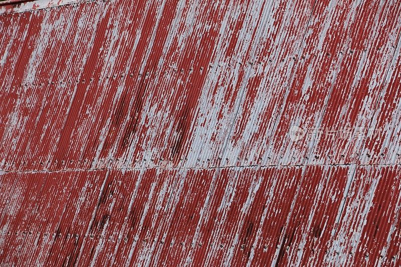 波纹铁皮屋顶上的红漆剥落