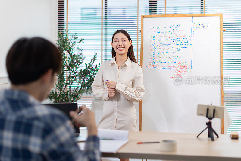 商务人士在家庭办公室向合作伙伴介绍新项目。年轻的女商人在会议室里做报告。