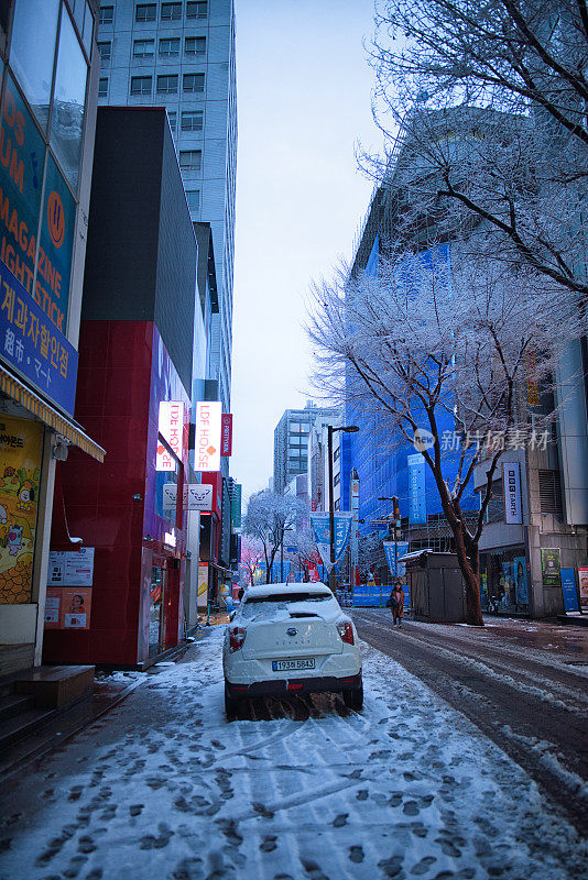 首尔明洞街的下雪天