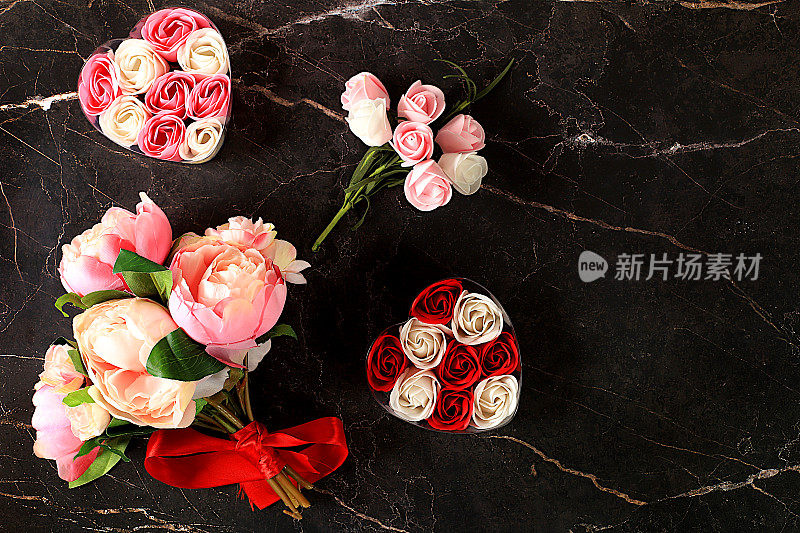抽象插花，美丽的春天玫瑰在盒子与心，花束和礼物在大理石背景，横幅，静物与空间的文字，花卉节日贺卡，