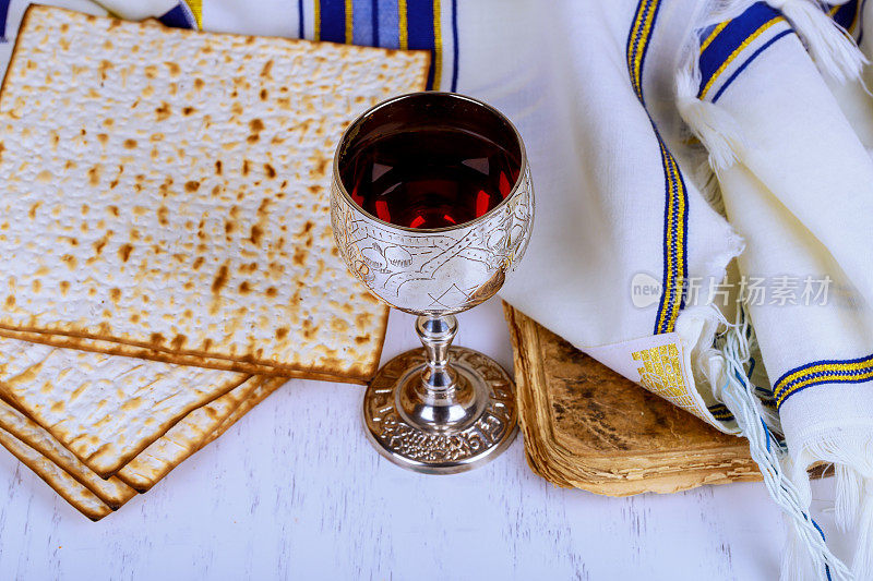 用犹太逾越节的属性，洁食酒，无酵饼来纪念逾越节