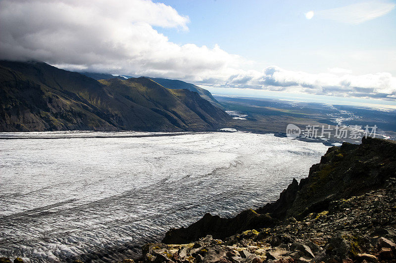 巨大的冰川在Jökulsárlón冰岛流入大海