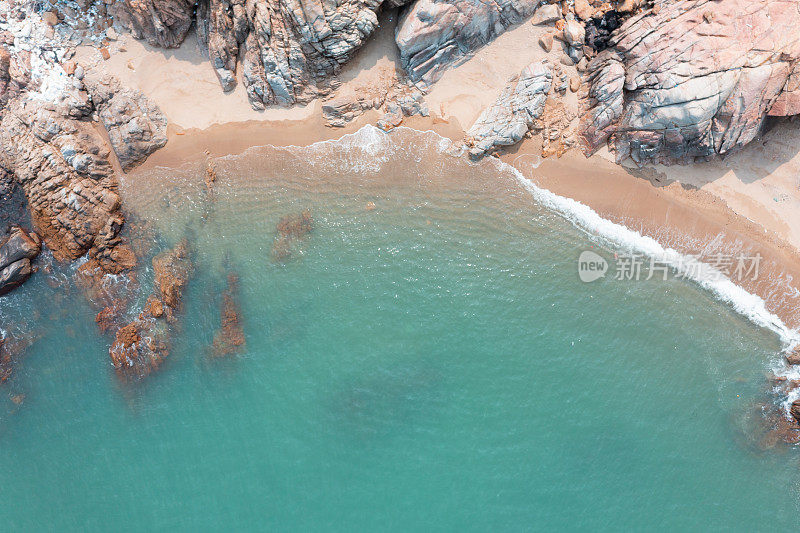 俯拍的海边岩石和海浪