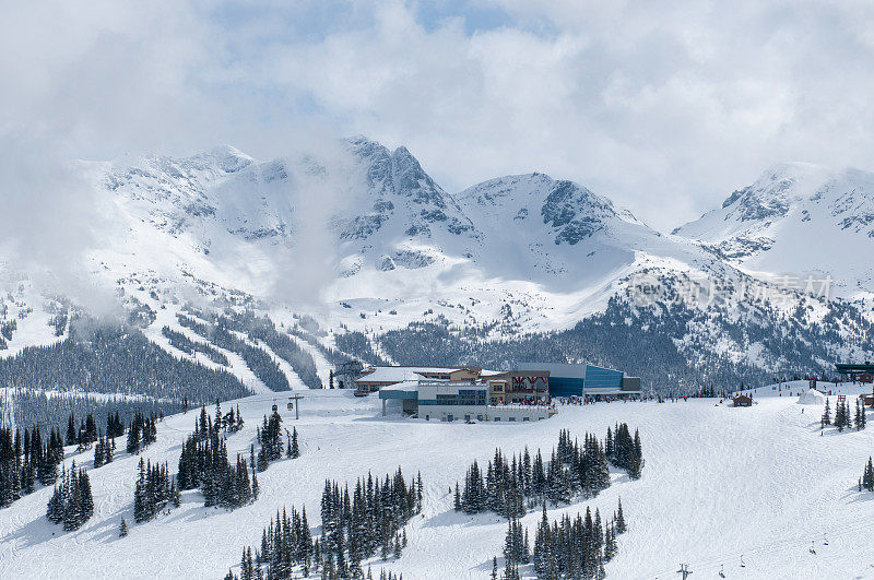 冬季山上的滑雪缆车站鸟瞰图