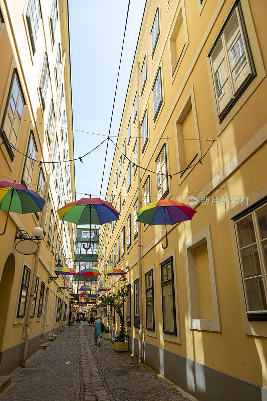 维也纳的街道上悬挂着雨伞