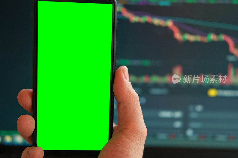 黑色手机与空白的模拟屏幕上上涨的股票图表。特写手显示智能手机孤立的绿色显示。网上银行、基金App使用。投资市场的金融分析师。2023年银行倒闭