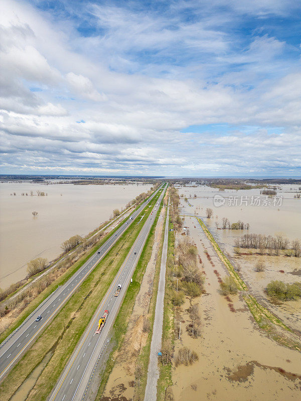 春天大雨过后，被洪水淹没的田地和道路