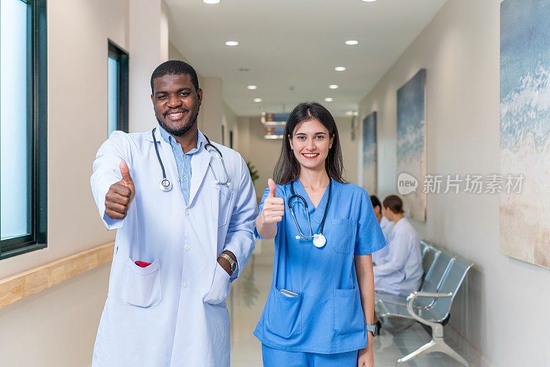 团队合作:黑人男医生与多种族护士领导竖起大拇指
