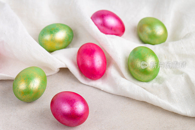 用织物把复活节彩蛋涂成红色和绿色