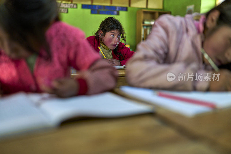 来自奎罗族的克丘亚女孩在学校跟随她的老师