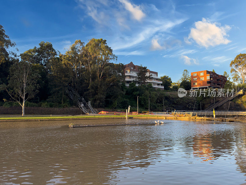 澳大利亚新南威尔士州悉尼，日落时分，Parramatta河上的住宅公寓