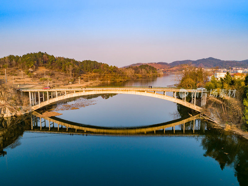 中国湖南，一座横跨河流的单拱桥