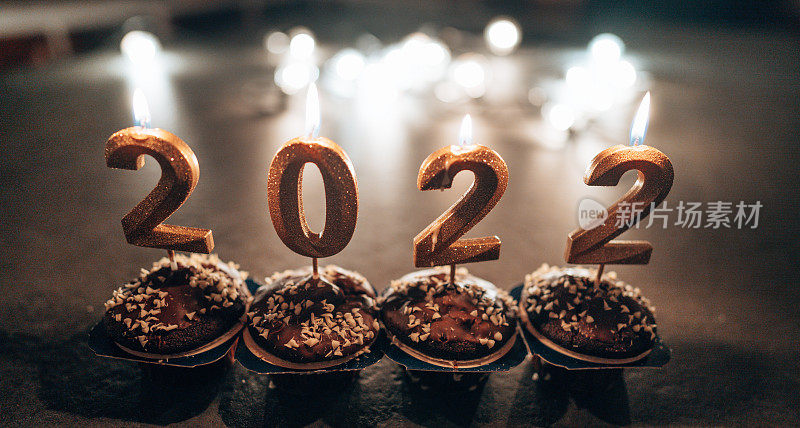 2023年新年蜡烛纸杯蛋糕