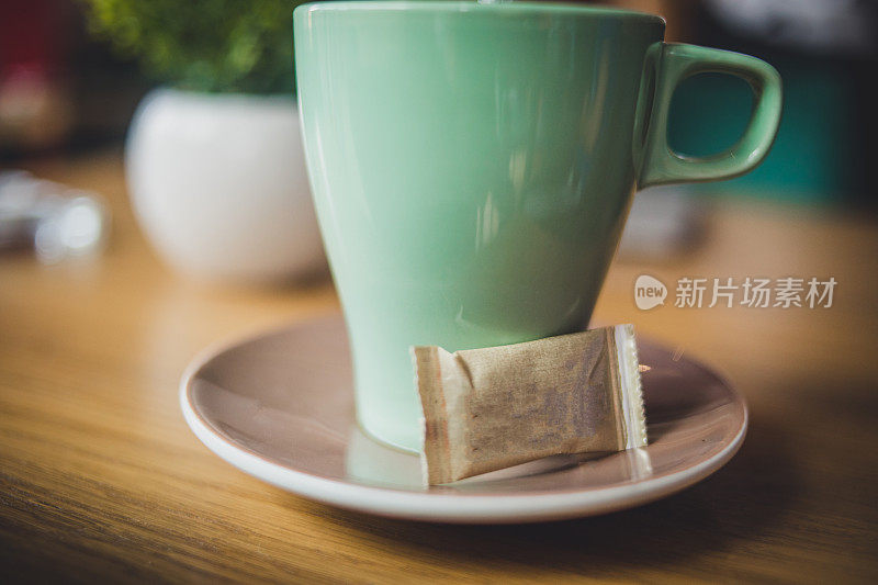 在餐馆的木桌上喝一杯茶