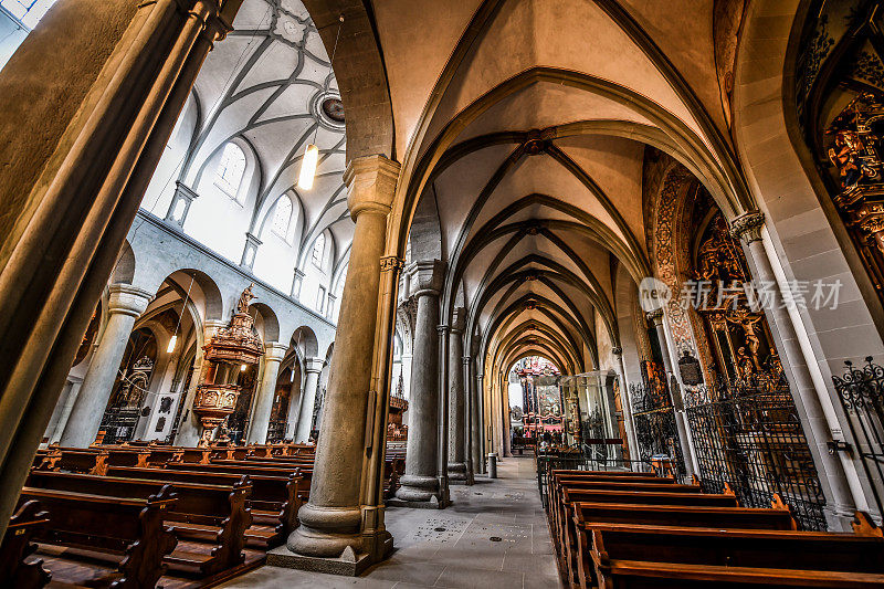 德国康斯坦茨·明斯特教堂美丽的闪电、艺术和柱子