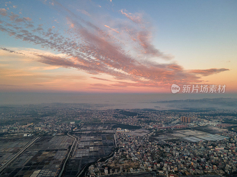 日落的天空和海边的大片盐田