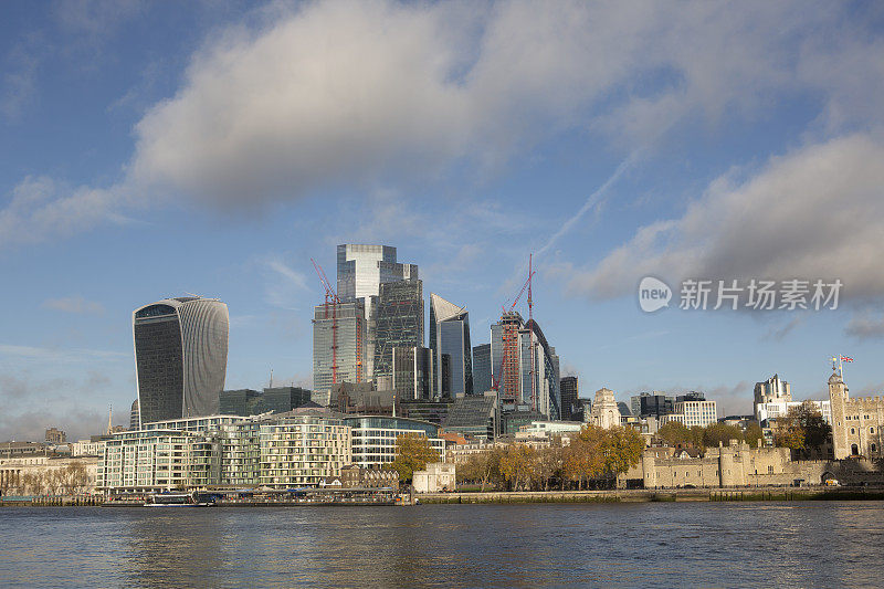 英国伦敦市泰晤士河畔的现代建筑