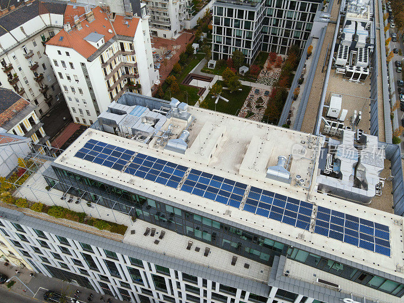 带有屋顶花园和太阳能电池板的绿色建筑