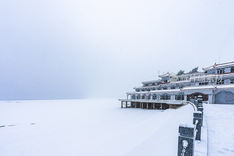 雪中的景颇湖