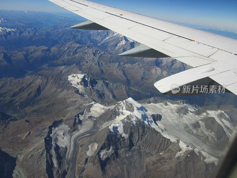 飞越阿尔卑斯山。山峰和冰川。