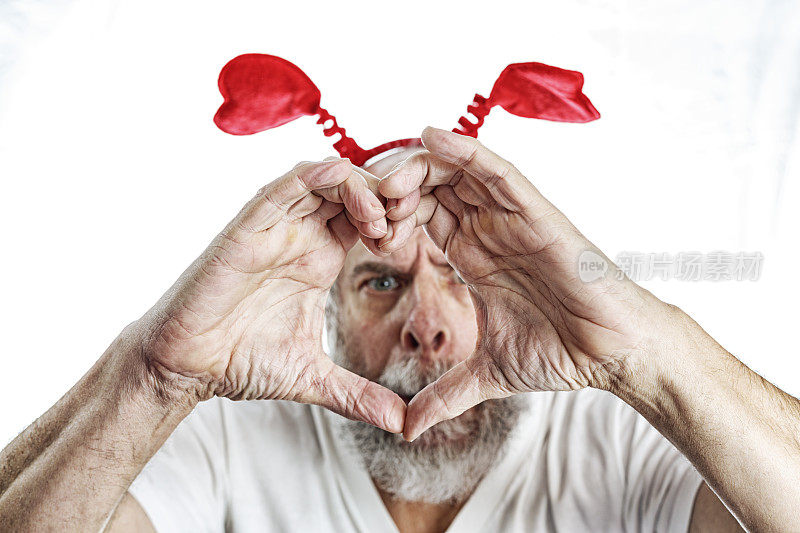 老男人用手制作情人节的心