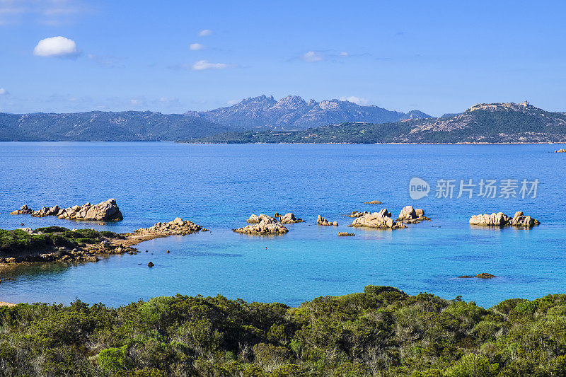 撒丁岛马达莱纳群岛南卡普里拉的海滨景观