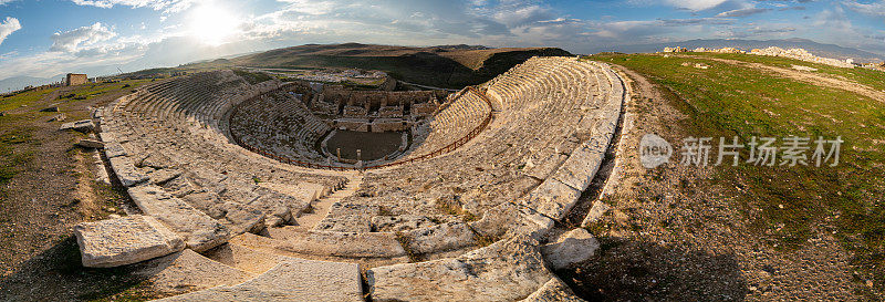 在莱库斯的老底嘉古遗址的圆形剧场全景，土耳其Pamukkale
