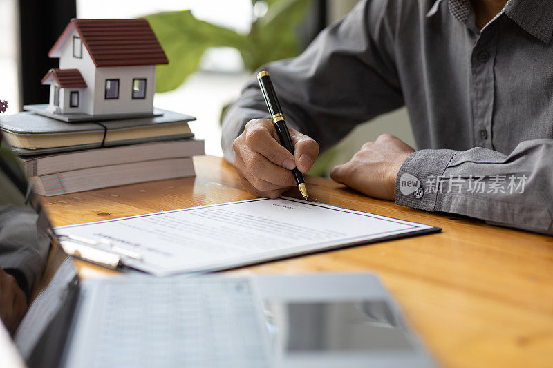 商人签订合法的房产合同协议，房屋保险。