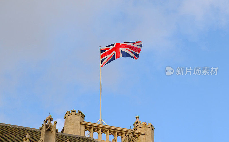 英国议会大厦上飘扬的英国国旗。大不列颠国旗是大不列颠及北爱尔兰联合王国的国家象征之一