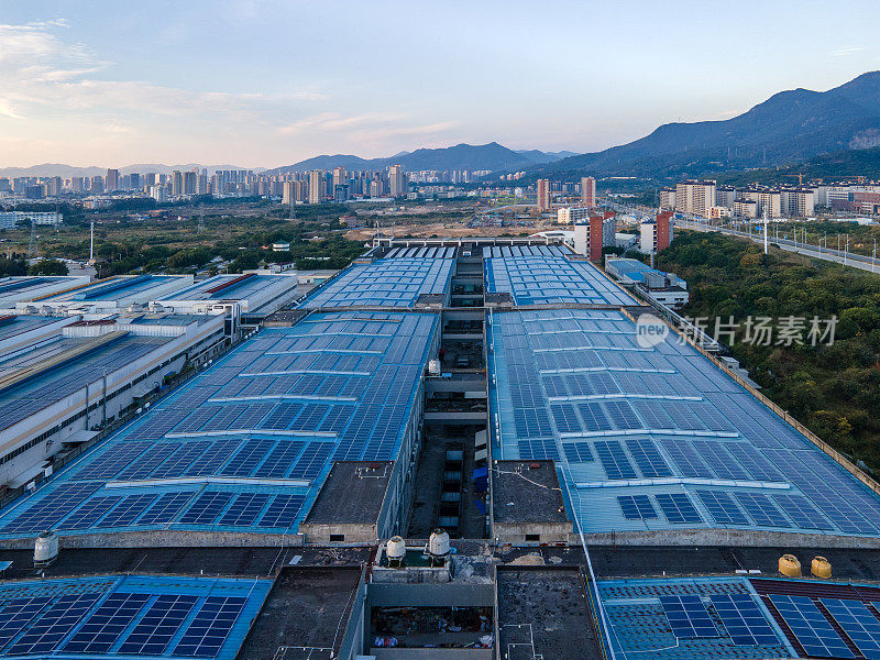光伏太阳能电池板安装在工厂的屋顶上